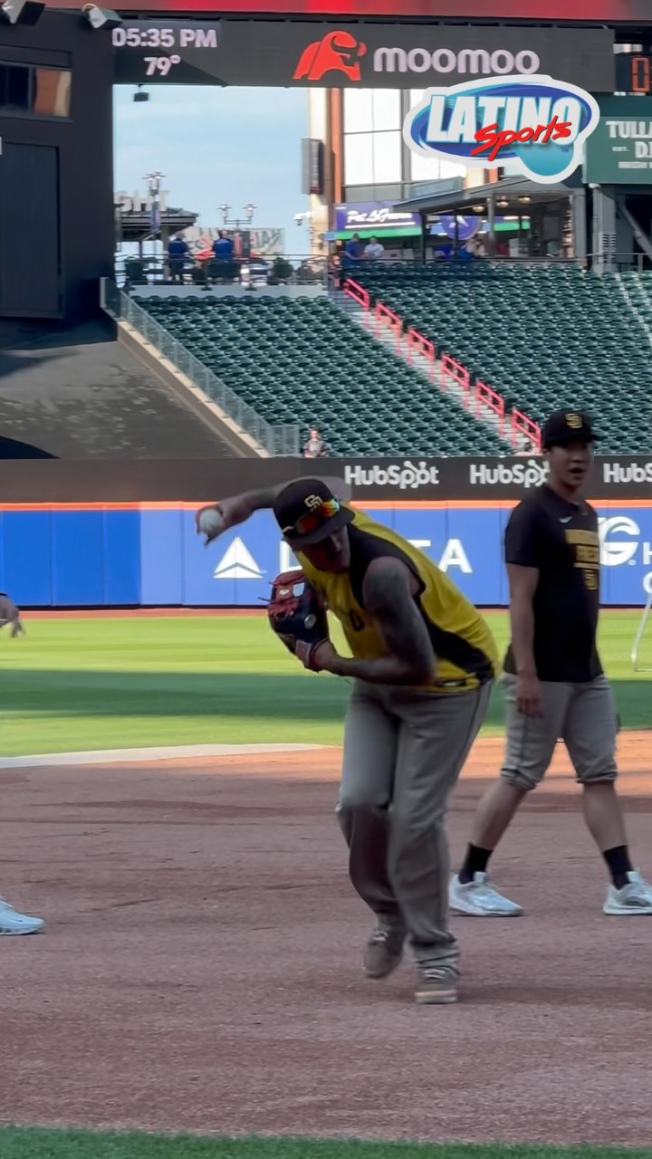 Manny Machado practices at third ba...