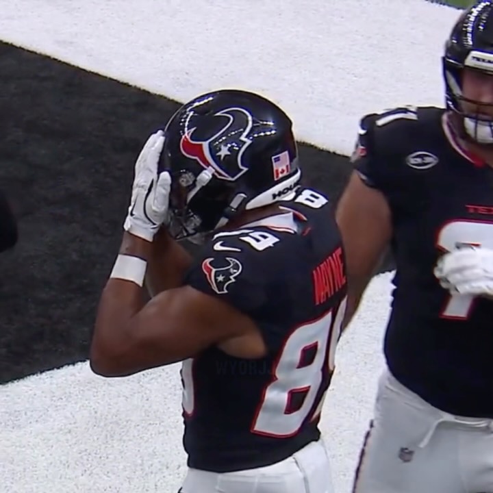 Jared Wayne makes a play for the Ho...