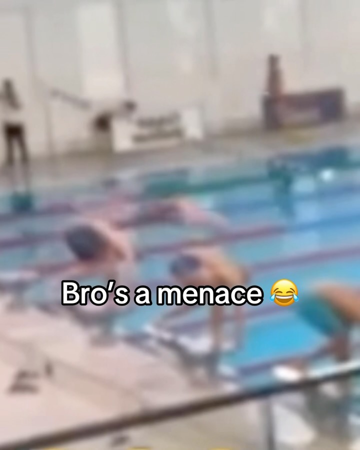Hilarious swimming race fail