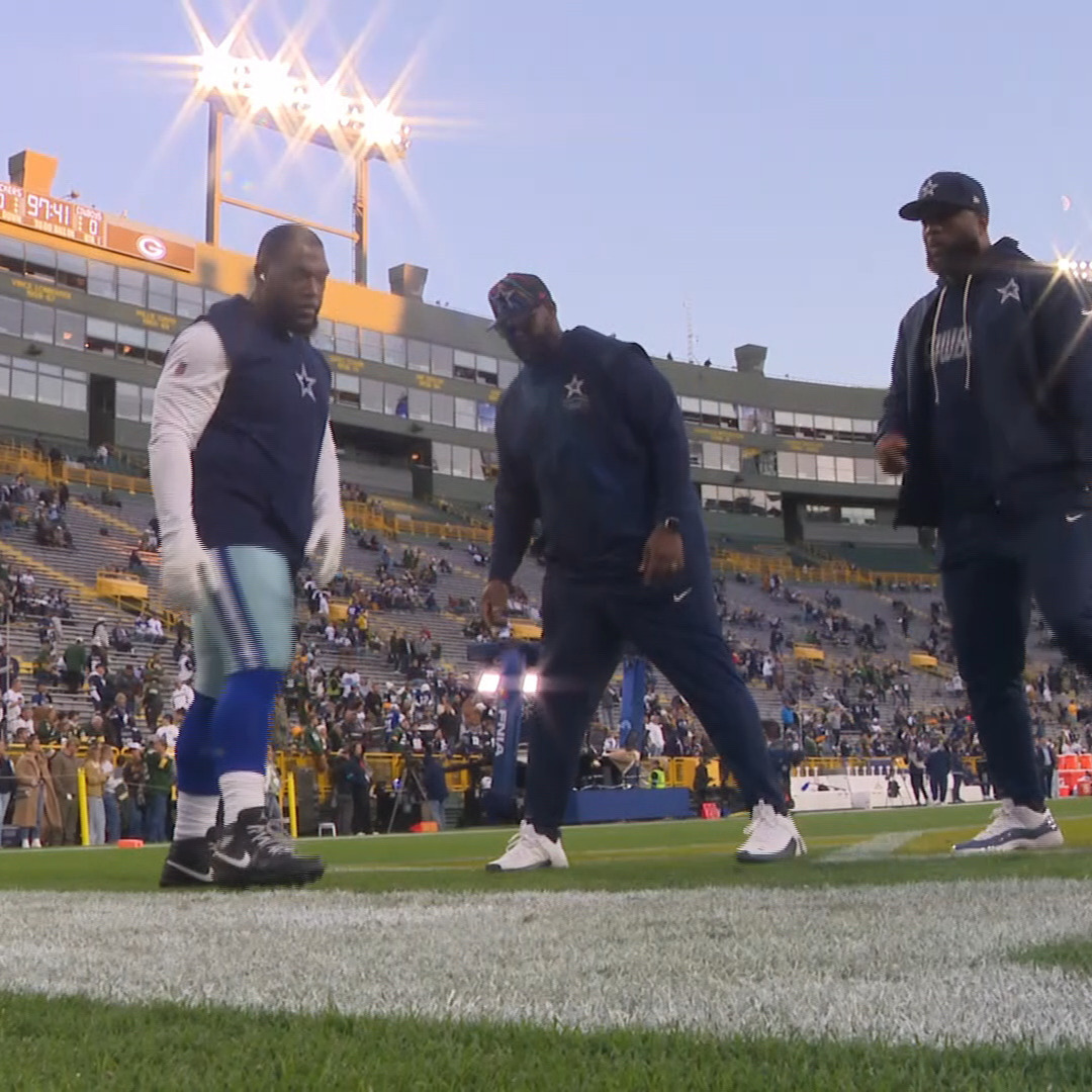 Kenny Clark warms up at Lambeau Fie...