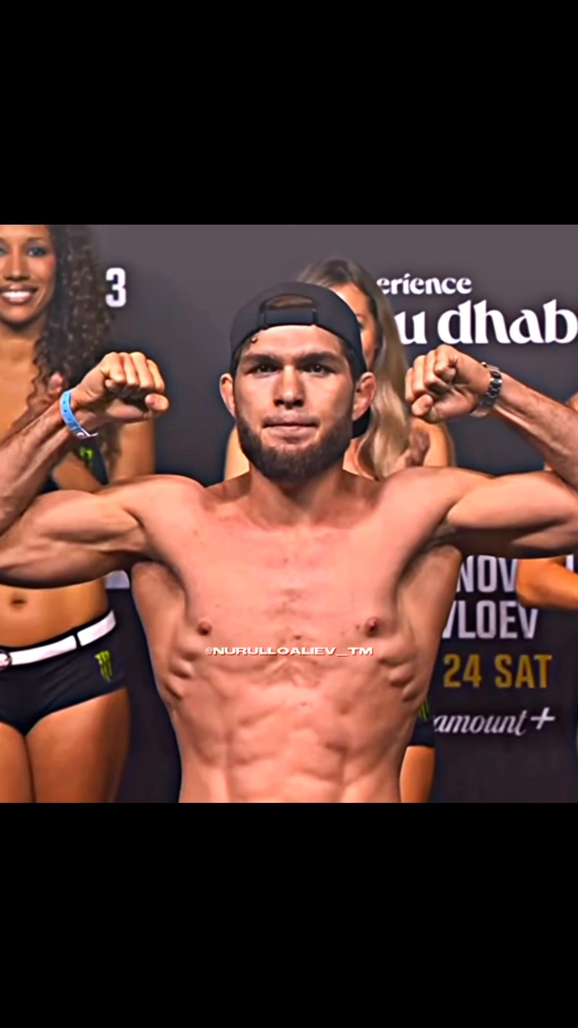 Nurullo Aliev shows off his physiqu...