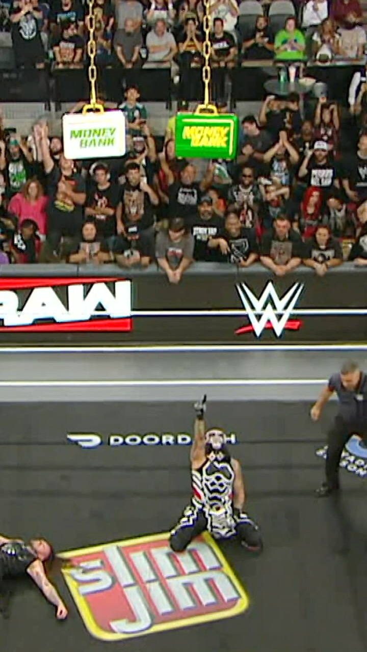 Money in the Bank: Ladder match hig...