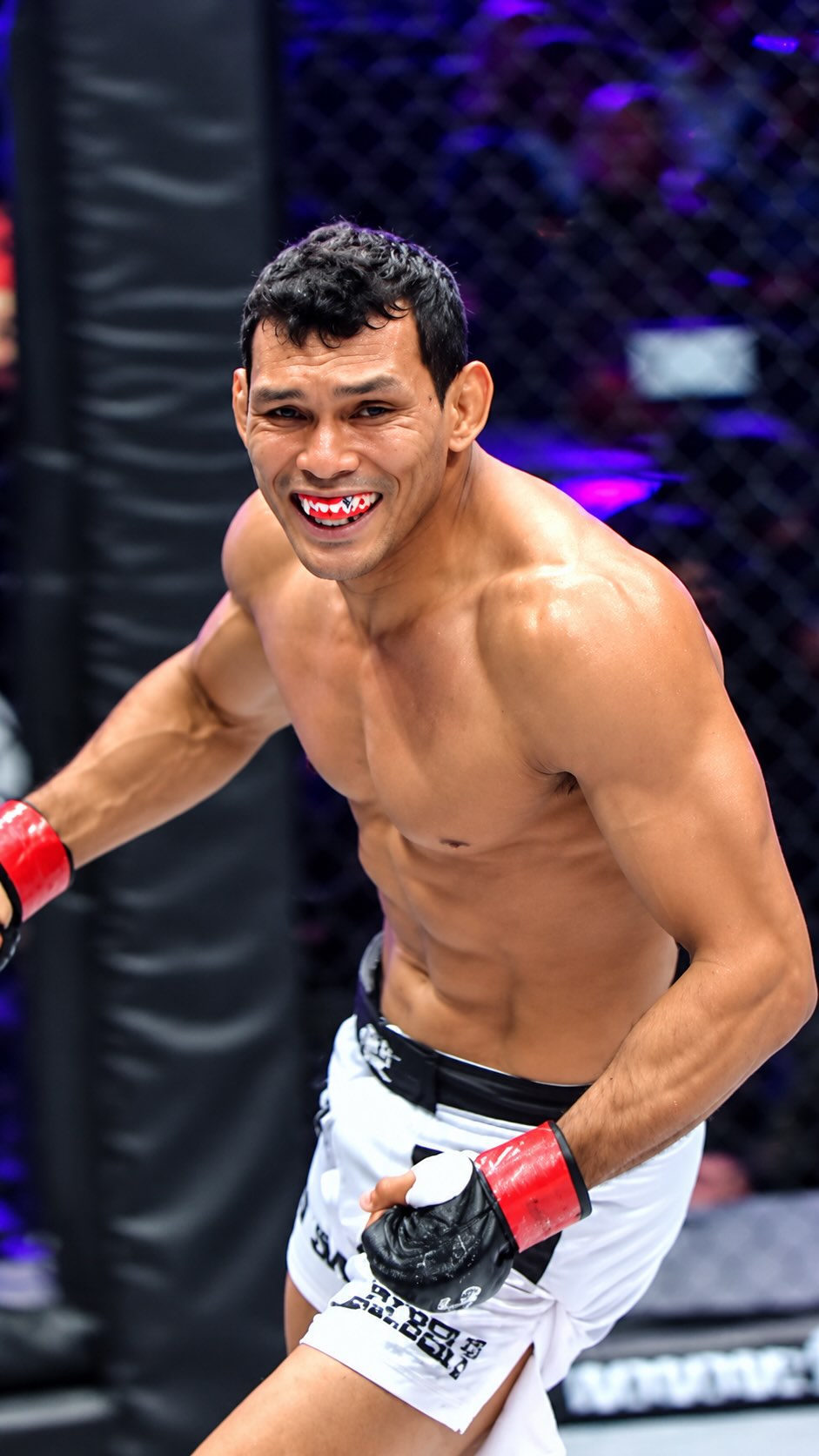 Luis "Sapo" Santos delivers a vicio...