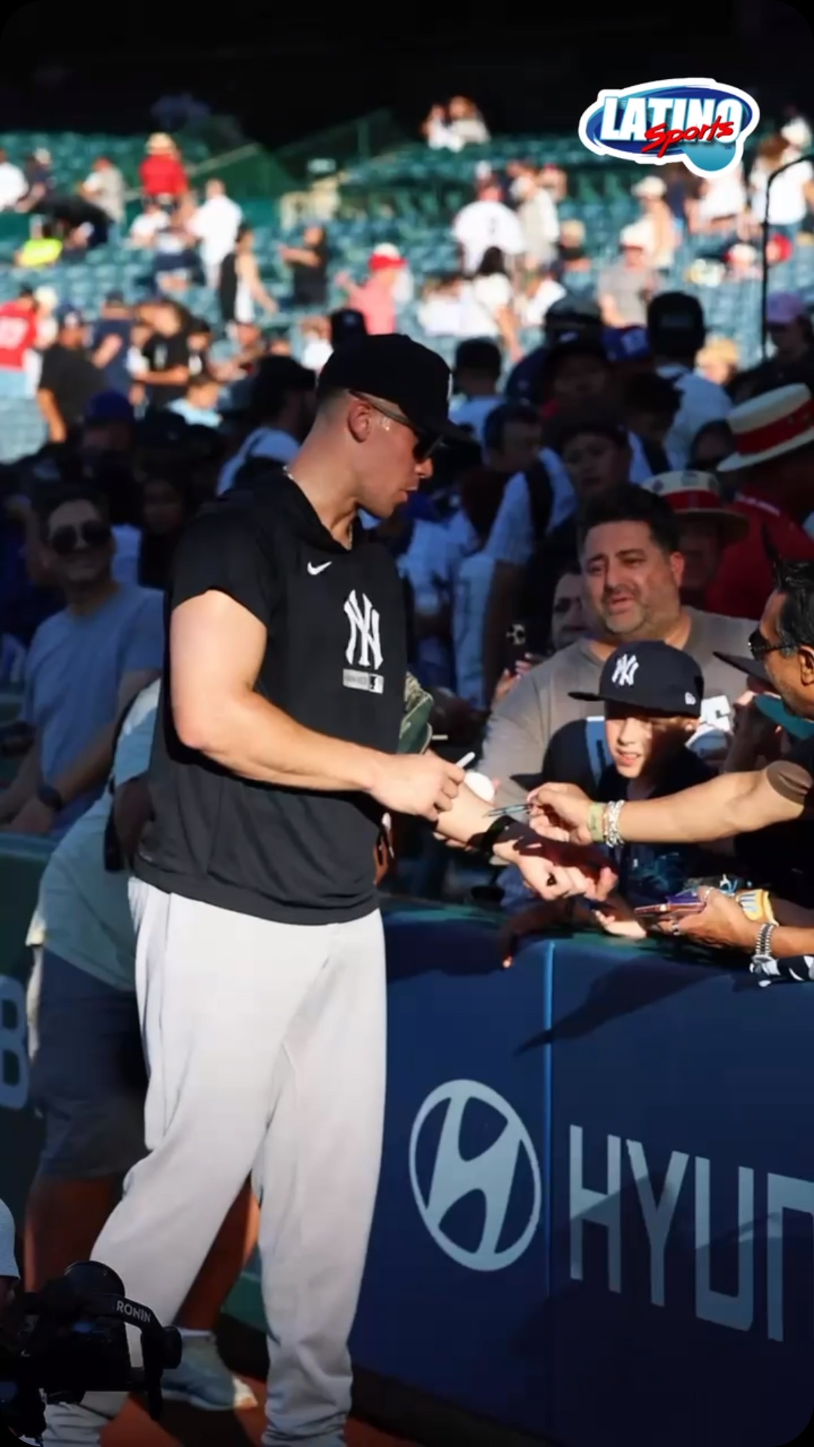 Aaron Judge signs autographs for fa...