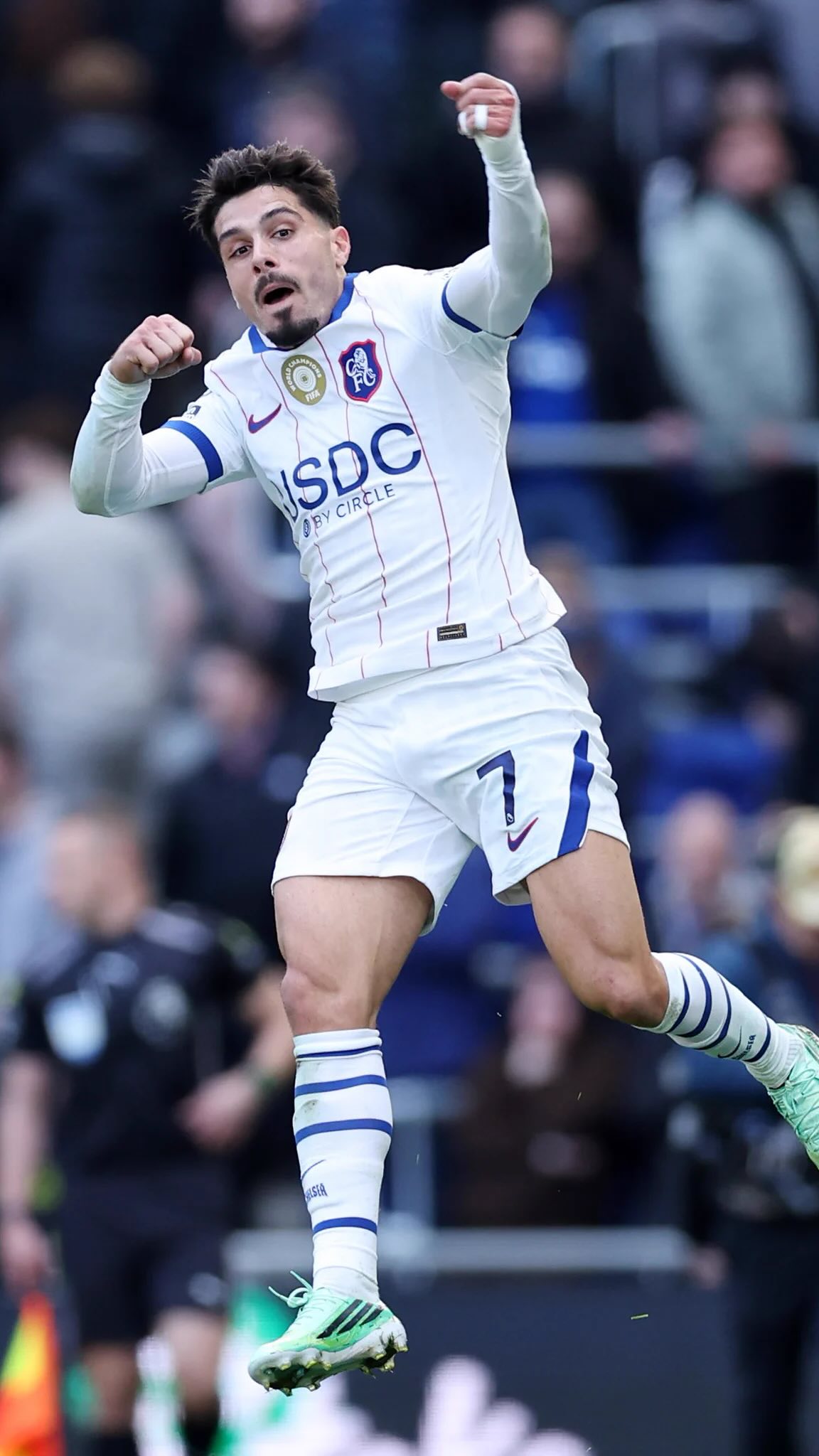 Everton Fans Boo Emi Martínez After...