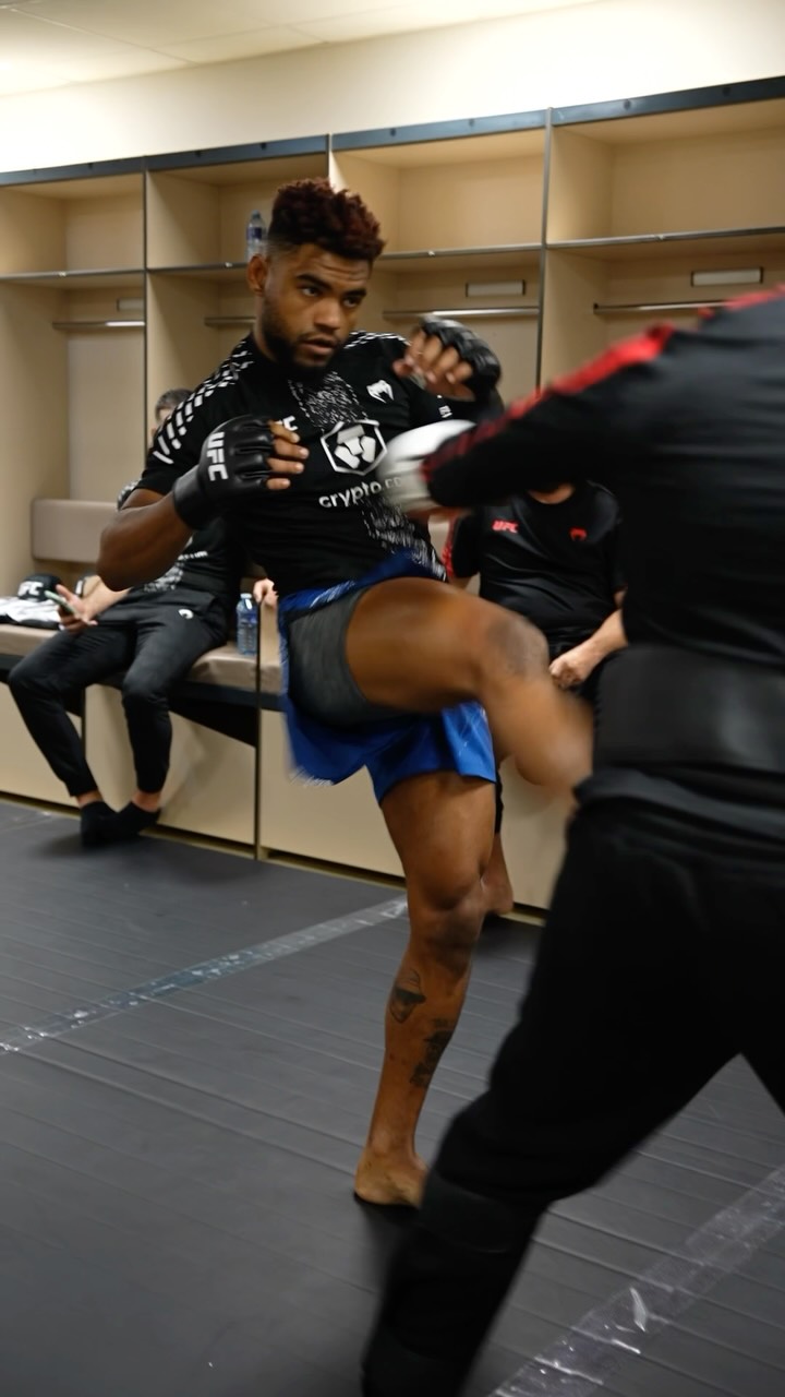 Fighter warms up for UFC Paris bout