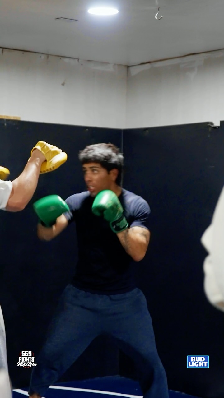 Robert Baez trains for 559 Fights 1...