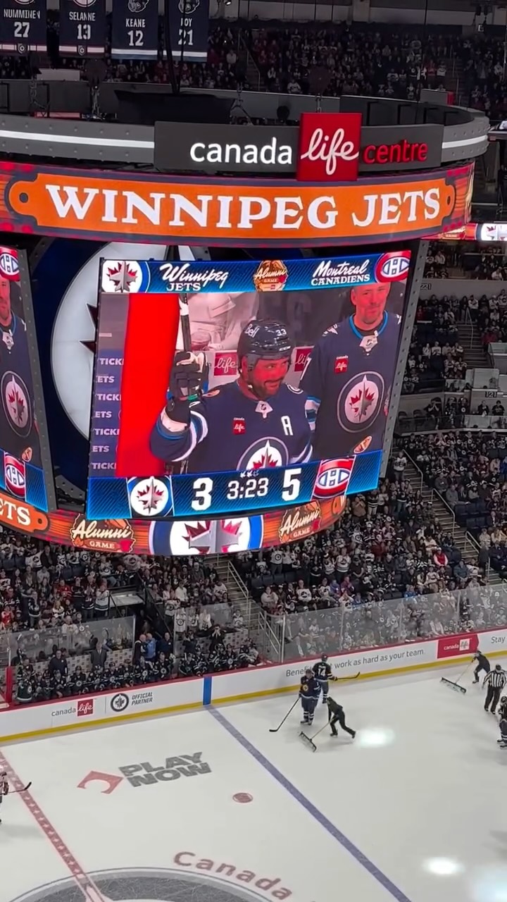 Dustin Byfuglien receives a standin...