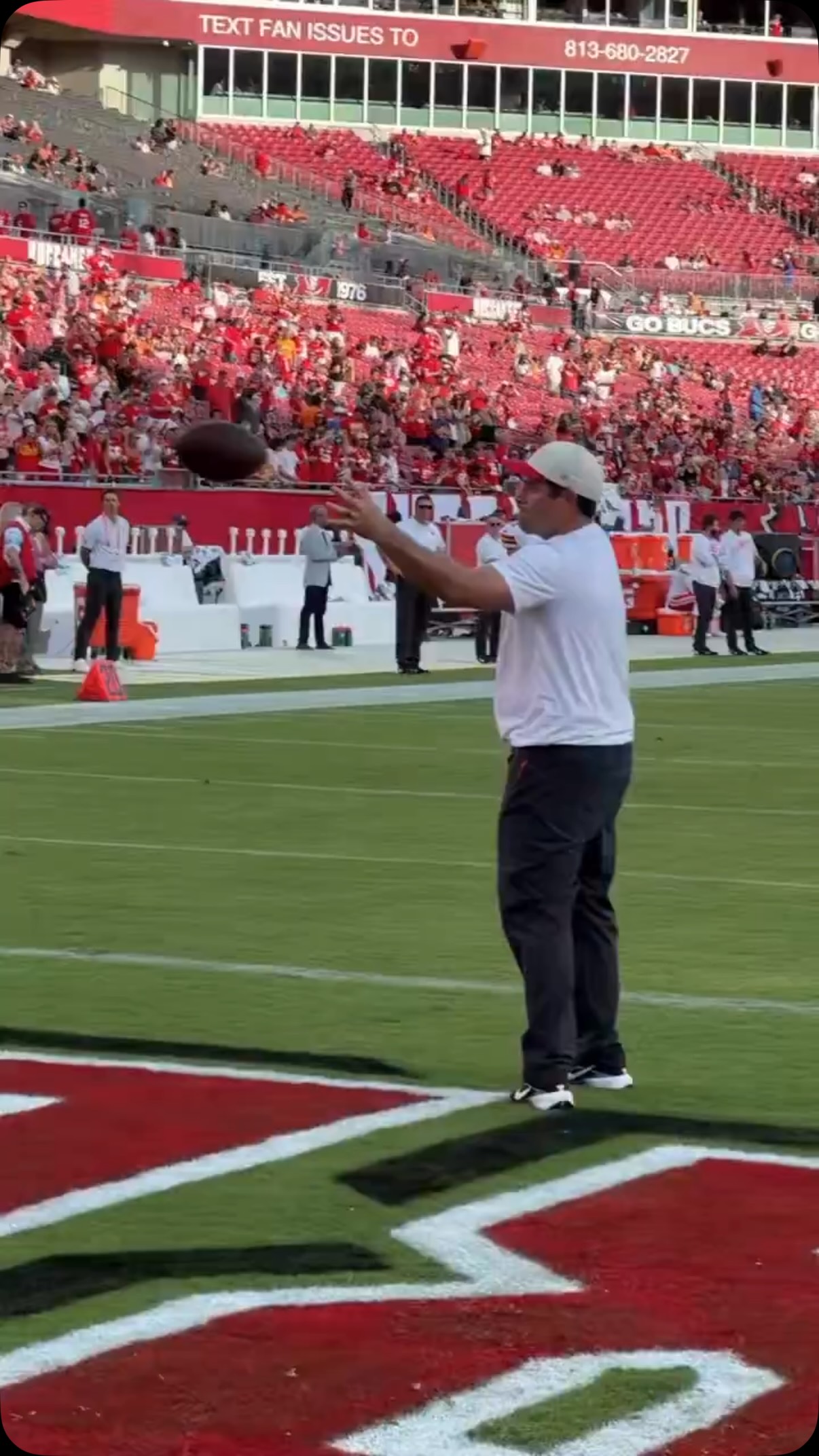Travis Kelce warms up before the Ch...