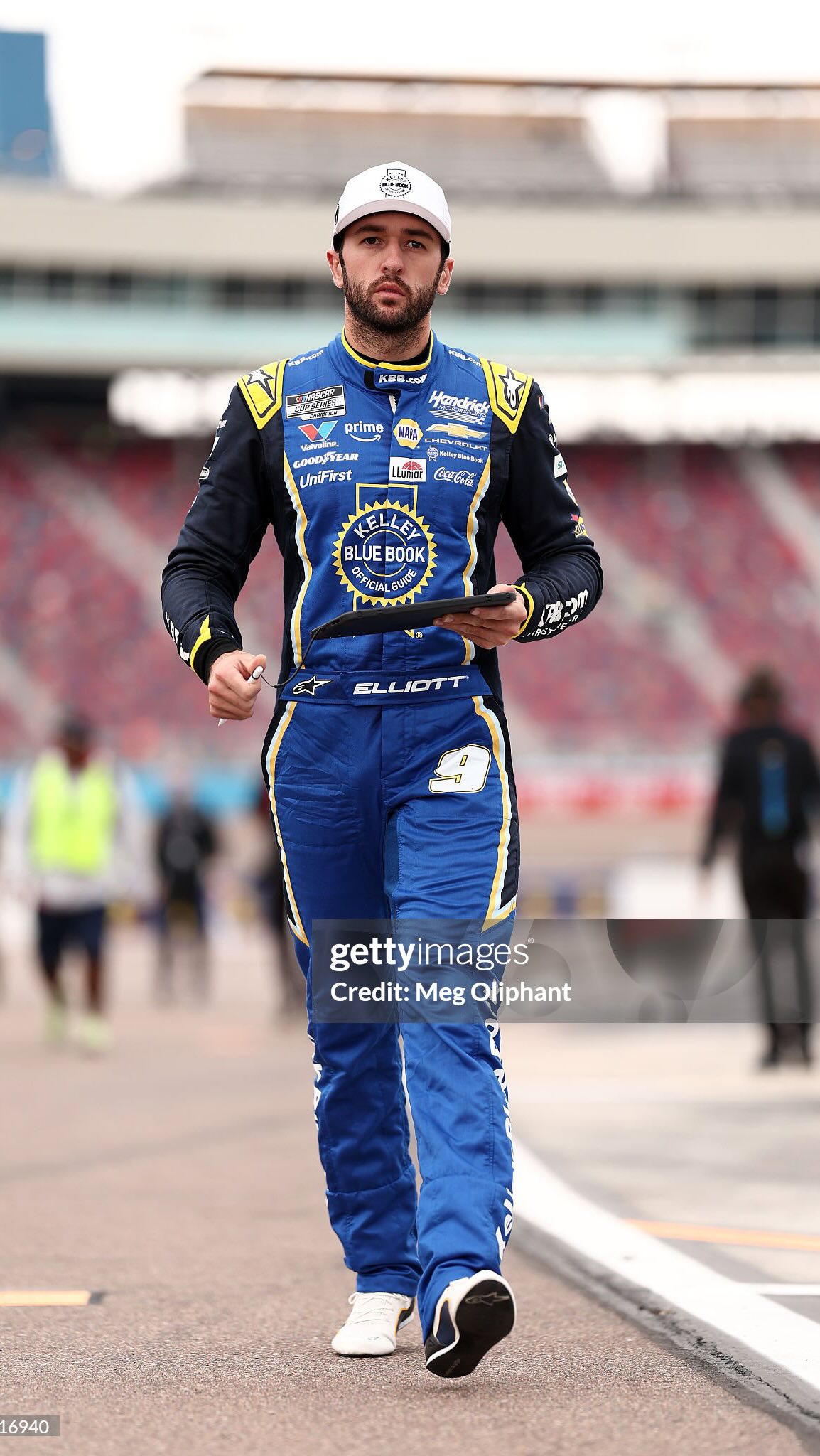Chase Elliott studies at Phoenix on MILLIONS Chase Elliott studies at Phoenix