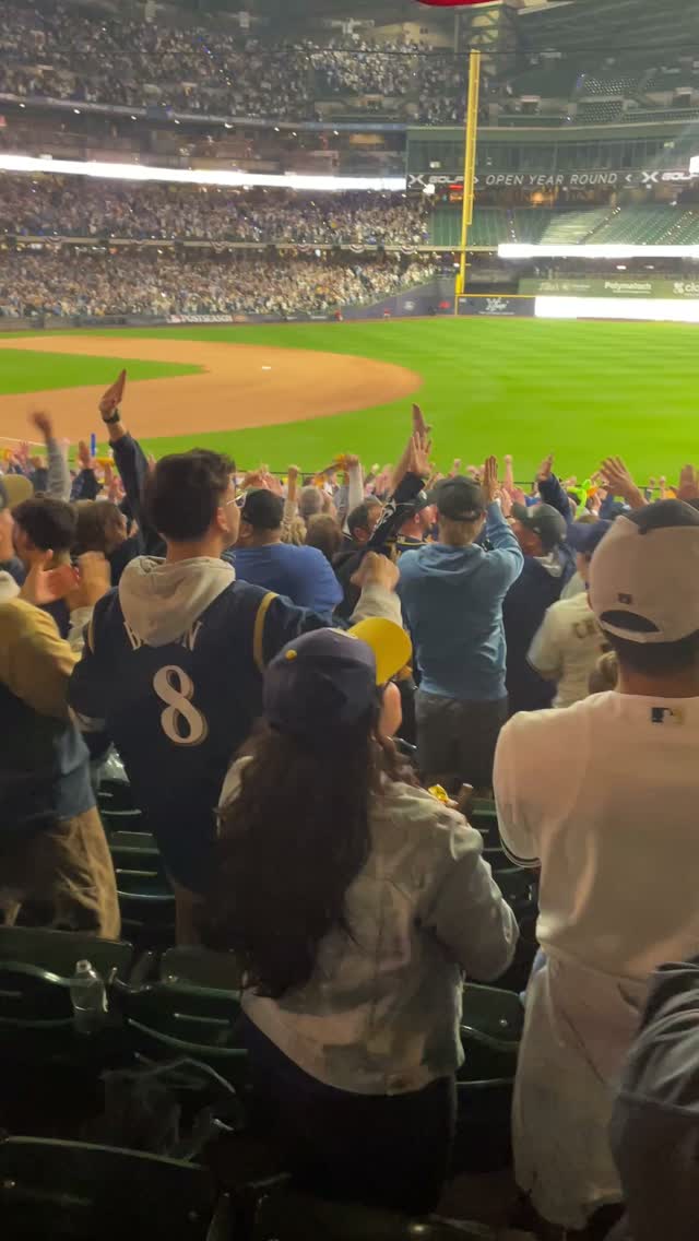 Brewers fans react as the Crew ties...
