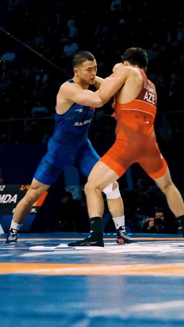Akzhol Makhmudov hits a last-second...