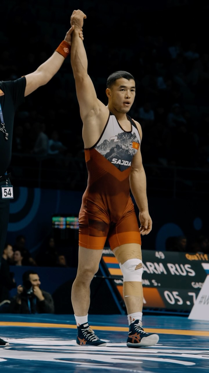 Akzhol Makhmudov starts strong at 8...