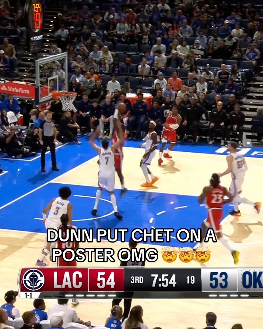 Kris Dunn dunks on Chet Holmgren