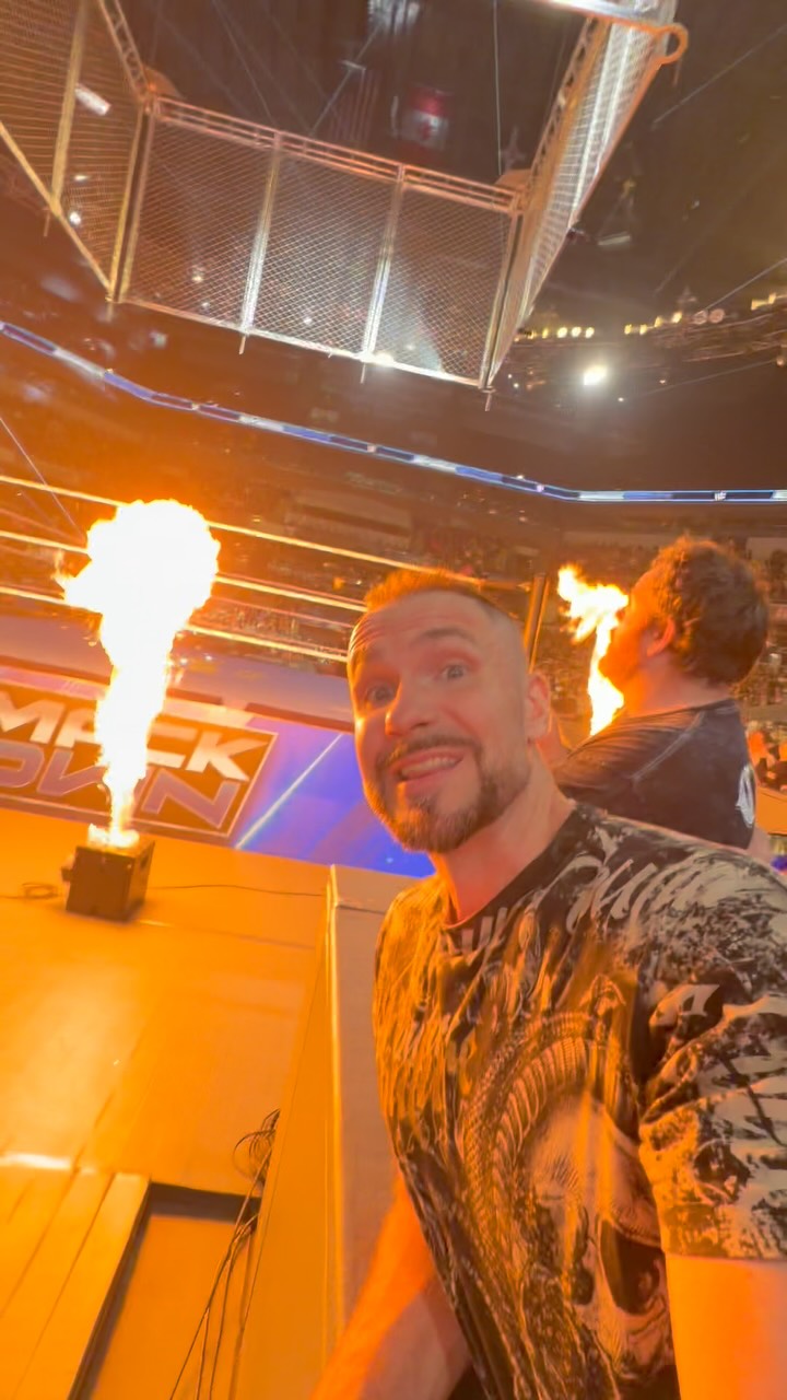 Metal cage descends onto the SmackD...
