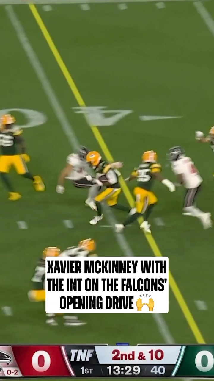 Xavier McKinney Intercepts the Falc...