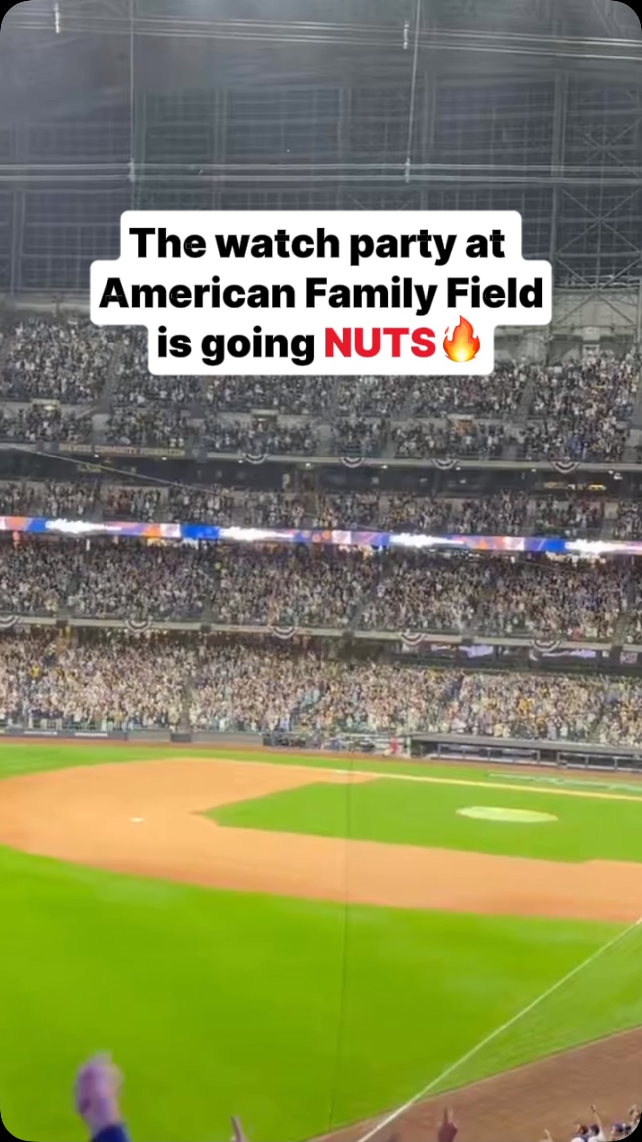 Brewers fans watch World Series Gam...